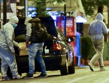 Τρεις οργανώσεις στο «μικροσκόπιο» της Αντιτρομοκρατικής για την βόμβα στο κέντρο της Αθήνας - Τεράστιες ζημιές έξω από τα γραφεία της Eurobank (φωτό)